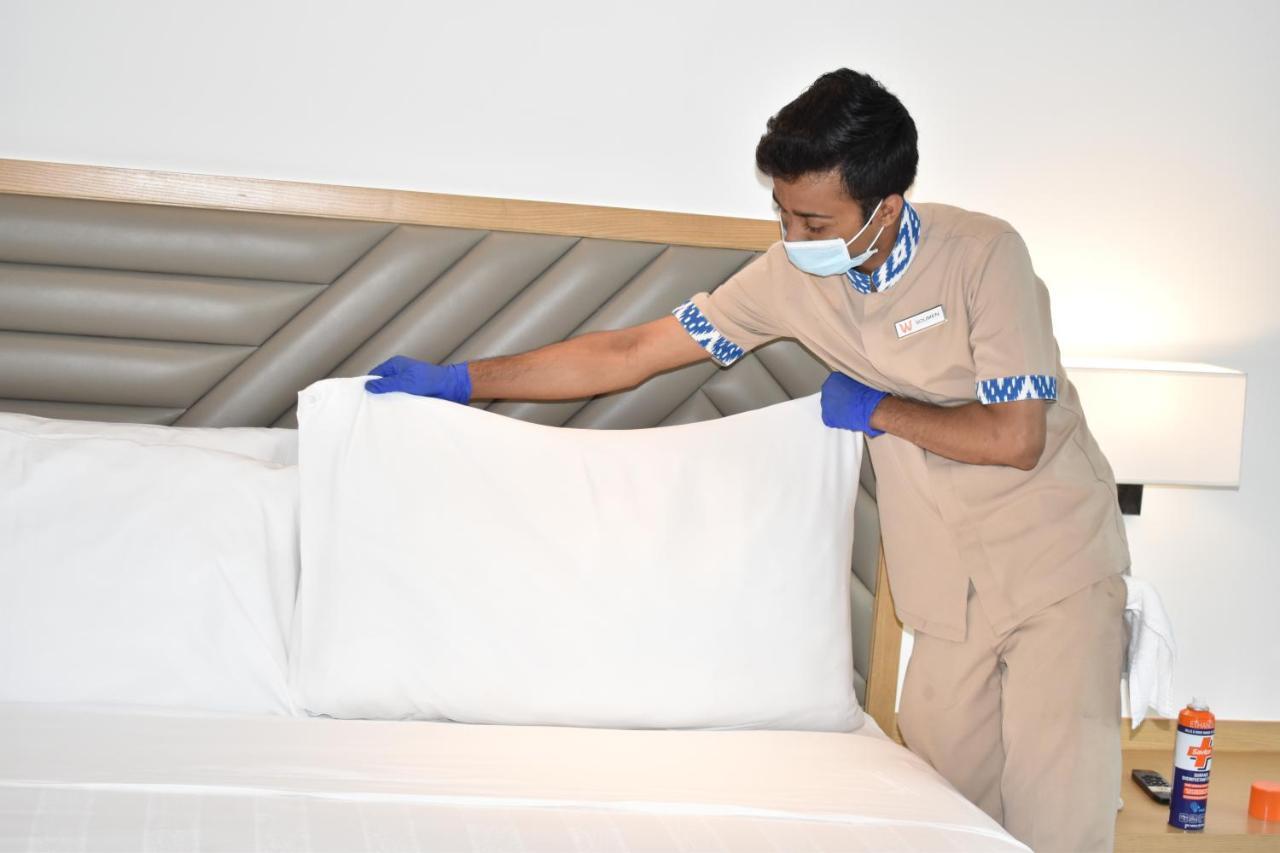 Welcomhotel By Itc Hotels, Racecourse, Coimbatore Exterior foto A housekeeper making a bed