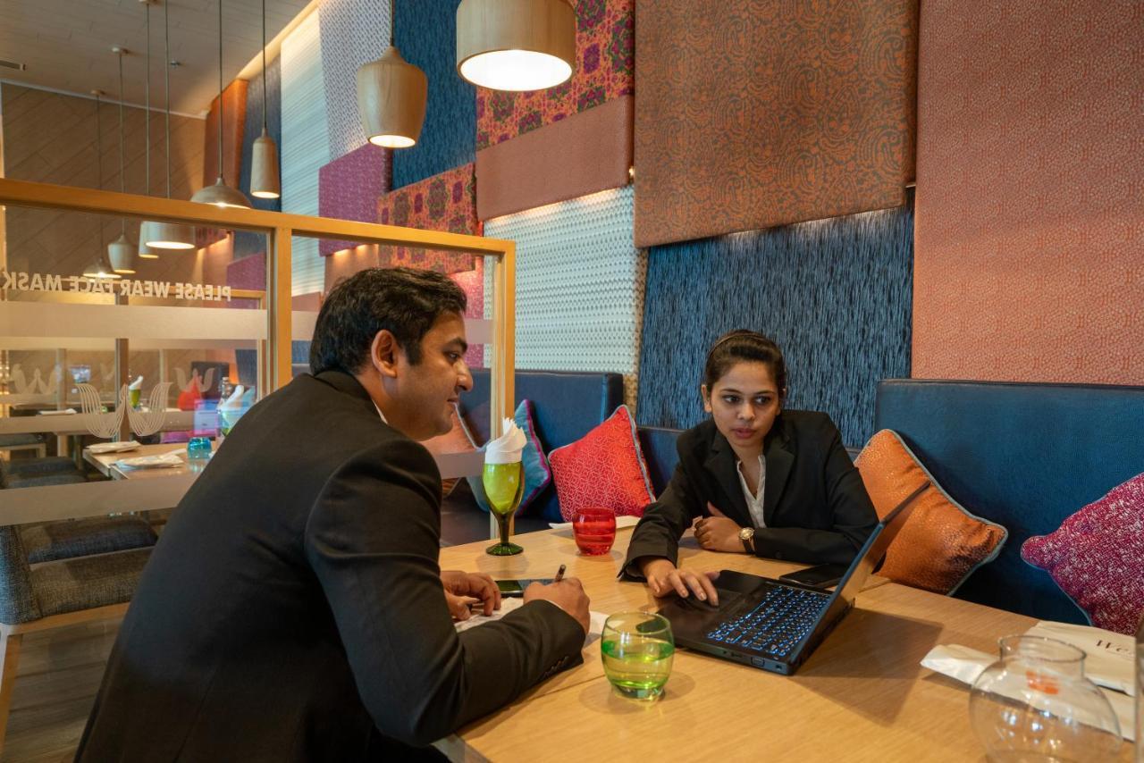 Welcomhotel By Itc Hotels, Racecourse, Coimbatore Exterior foto A meeting at the business center