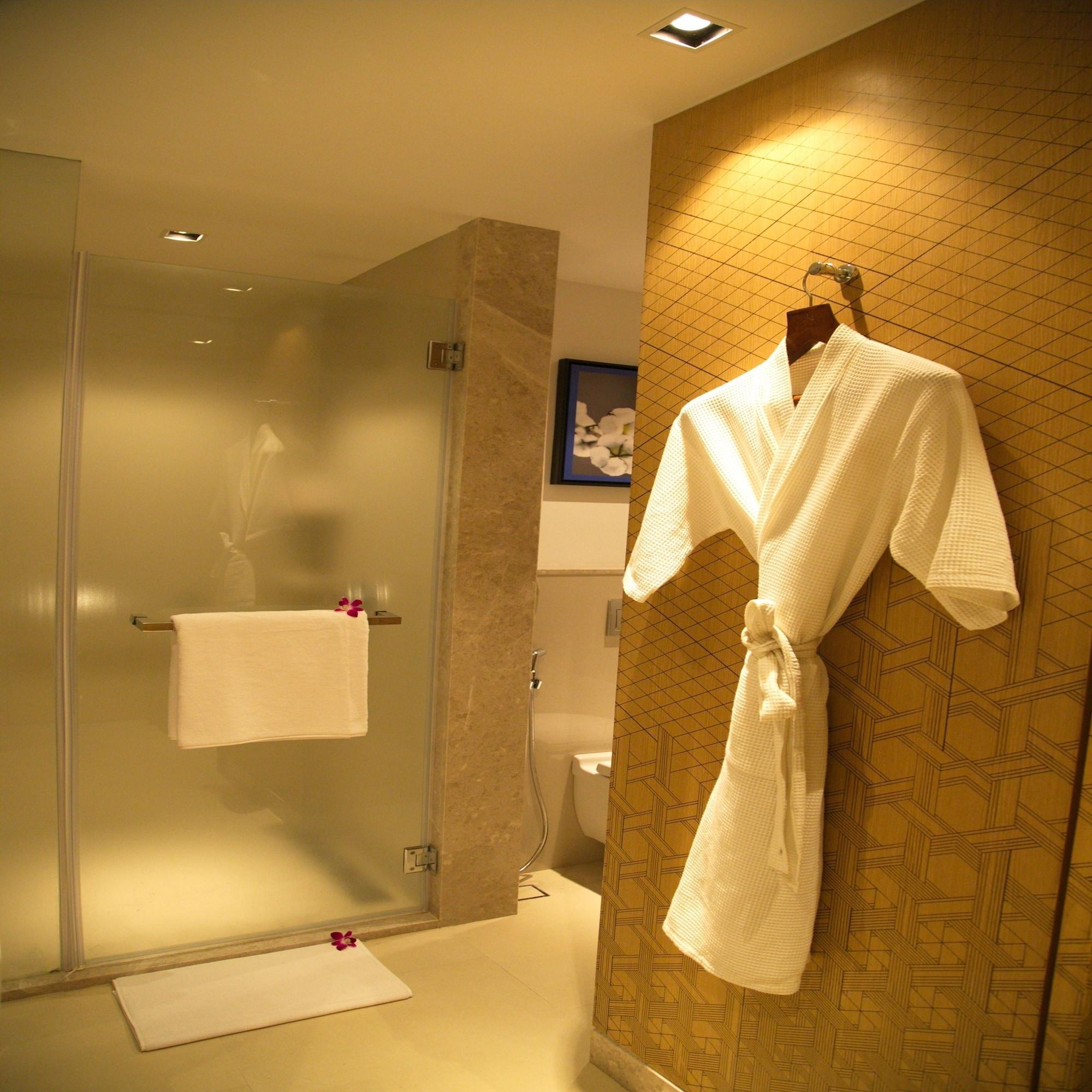 Welcomhotel By Itc Hotels, Racecourse, Coimbatore Exterior foto A bathrobe hanging on a wall