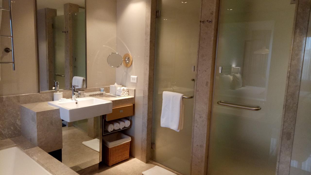 Welcomhotel By Itc Hotels, Racecourse, Coimbatore Exterior foto A shower door