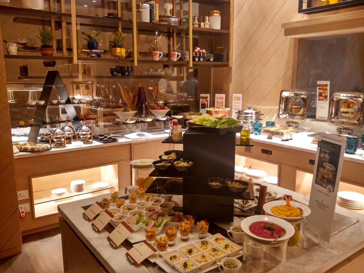 Welcomhotel By Itc Hotels, Racecourse, Coimbatore Exterior foto A buffet at a hotel